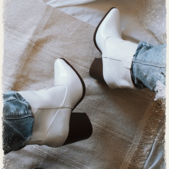 Shoes - 🆕The Debbie// White croco western style boot